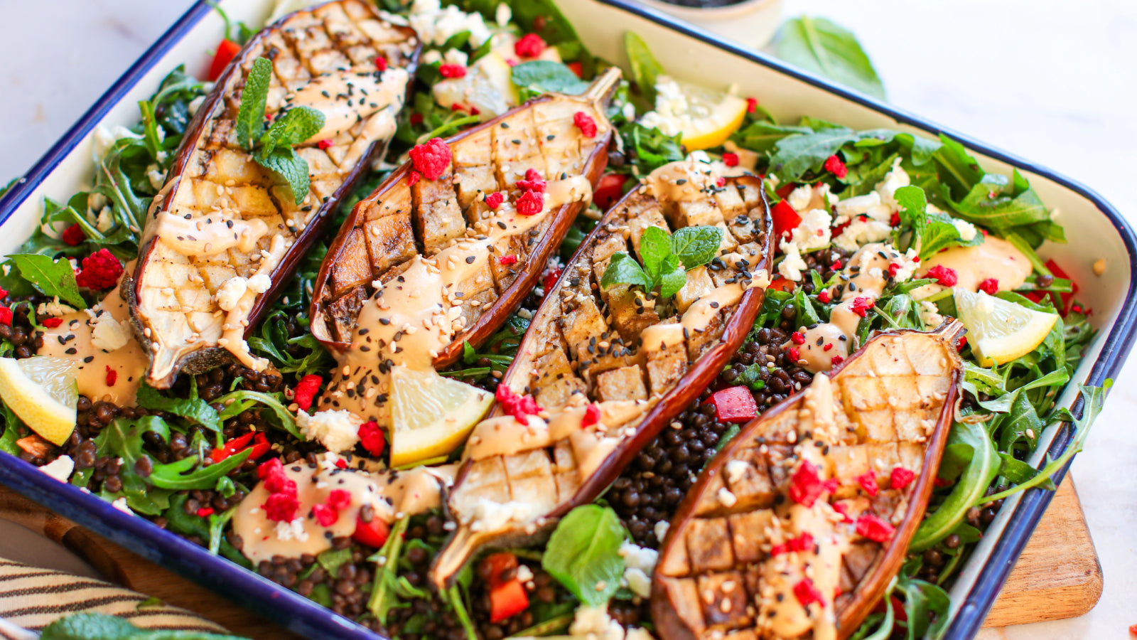 Tahina Aubergine mit Belugalinsen-Salat