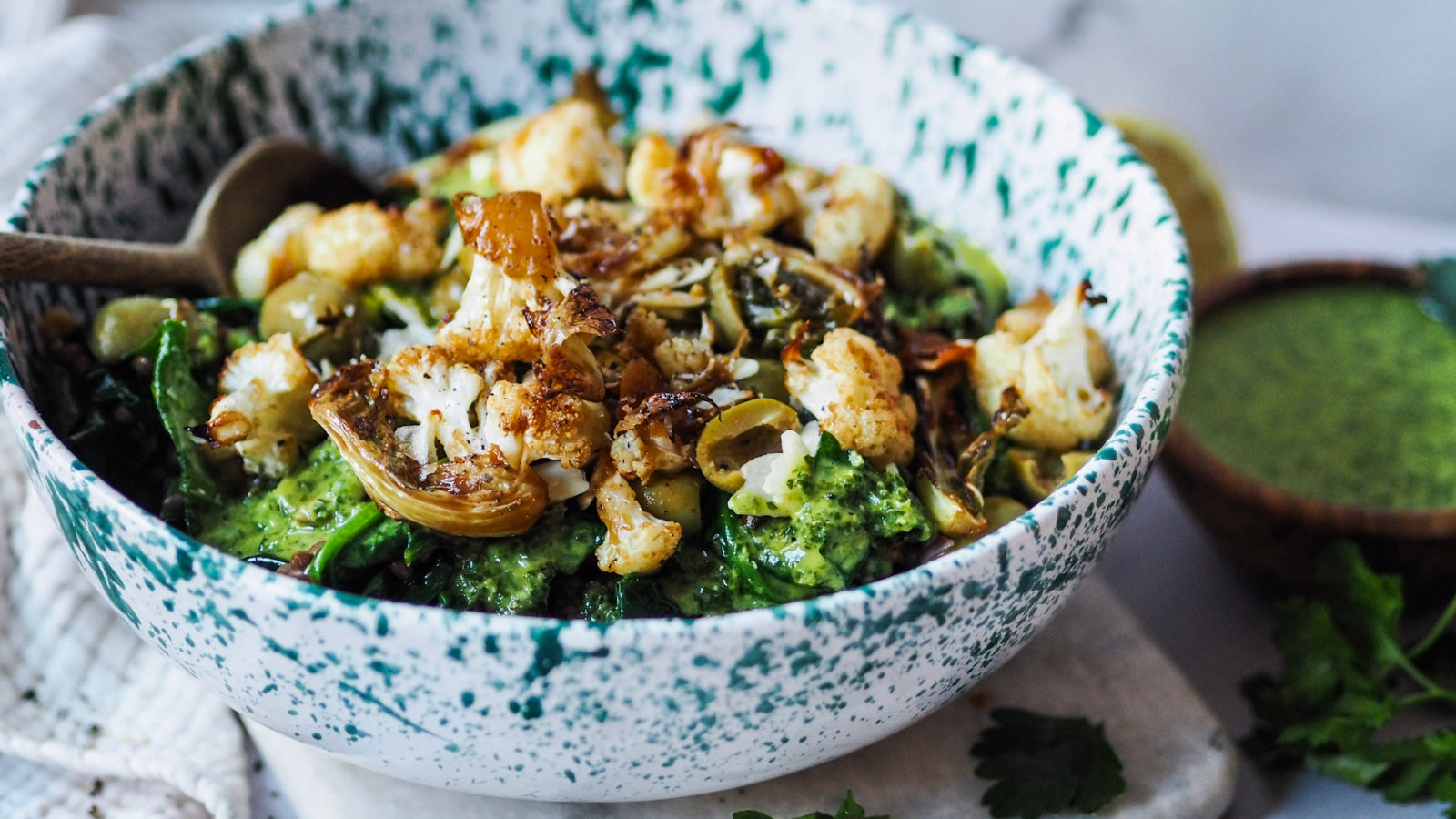 Warmer Linsensalat mit Salsa Verde und gerösteten Blumenkohl Röschen