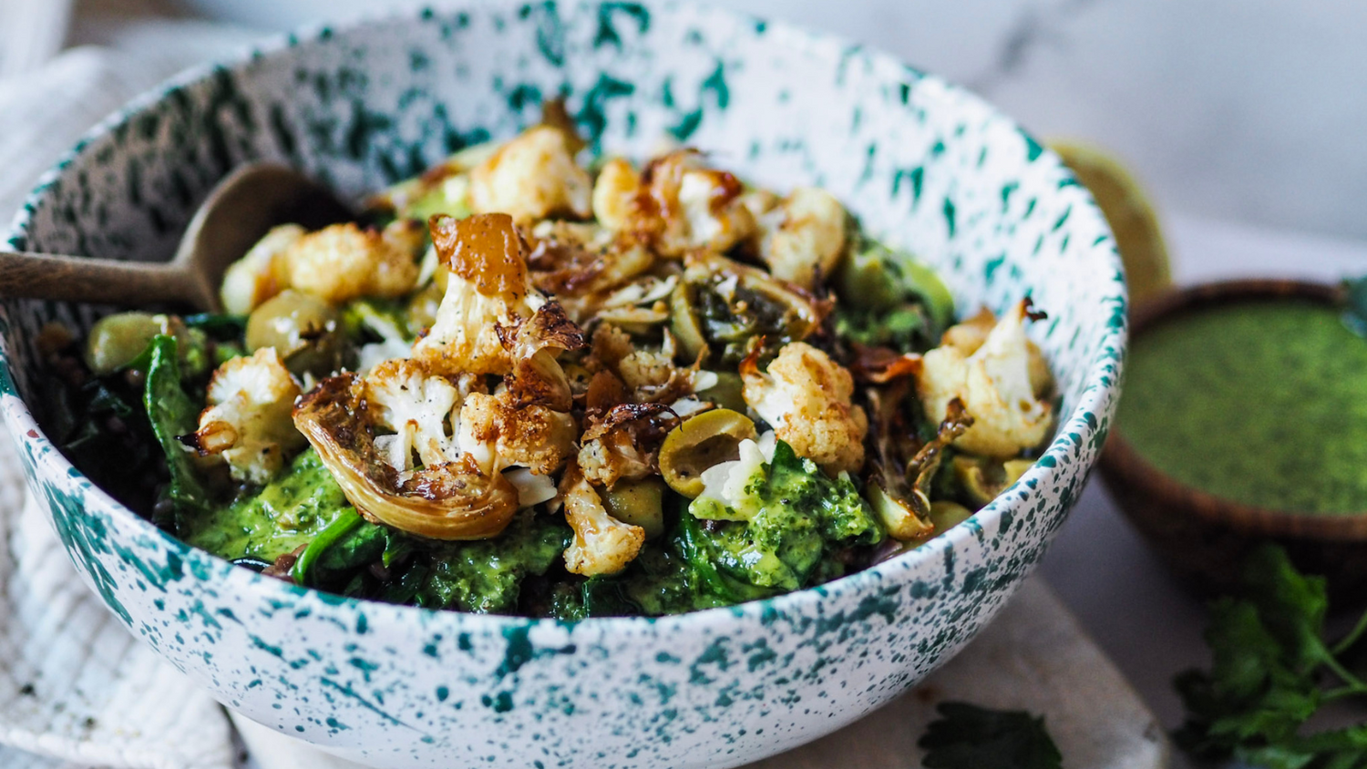 Warmer Linsensalat mit Salsa Verde und gerösteten Blumenkohl Röschen